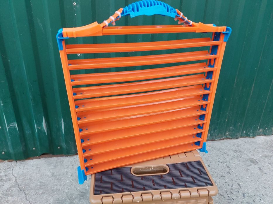Продам комплект Hot Wheels гараж з доріжками для зберігання машинок.