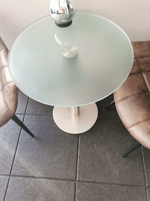 Mesa de vidro com pé em Inox.