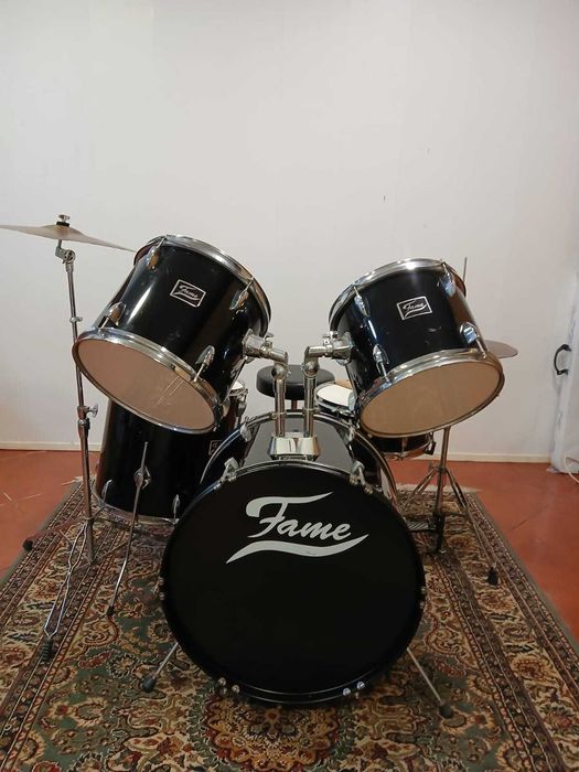 Bateria Fame + 1 par de baquetas