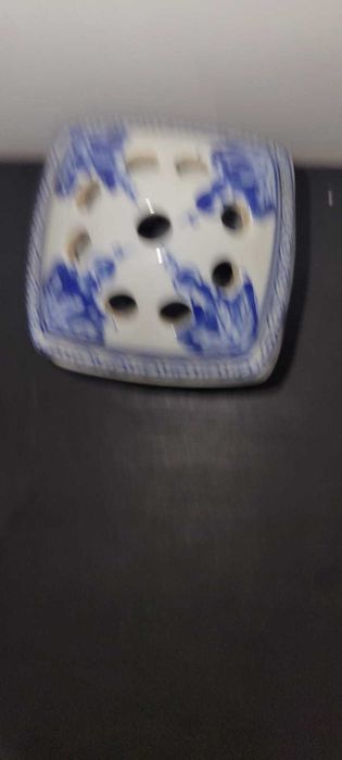 Jarrinha / Suporte de Flores (Flower Frog) em Porcelana Azul e Branca