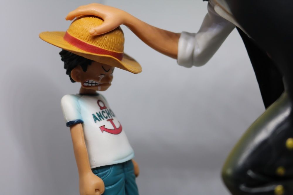 Figura Shanks e Chapéu De Palha Luffy