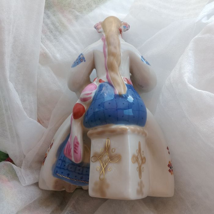 Статуетка вишивальниця.