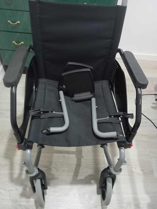 Cama articulada com colchao anti-escaras e cadeira de rodas