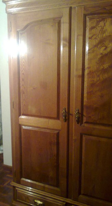 Quarto a menina  perto da faculdade de línguas, biologia, informática