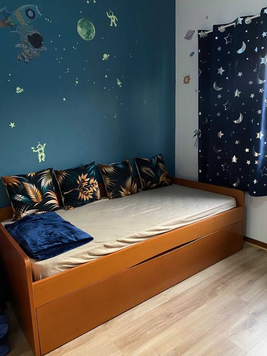 Cama dupla, roupeiro e secretária
