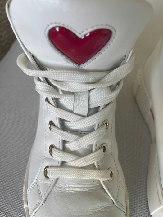 Ténis Moschino Hi Platform brancos.
