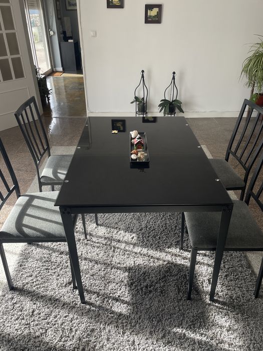Mesa de refeicao , tampa em vidro , com 4 cadeiras