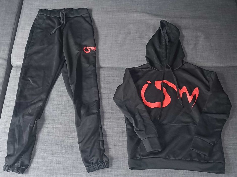 Czarny komplet dresowy damski (bluza + spodnie) z czerwoną aplikacją