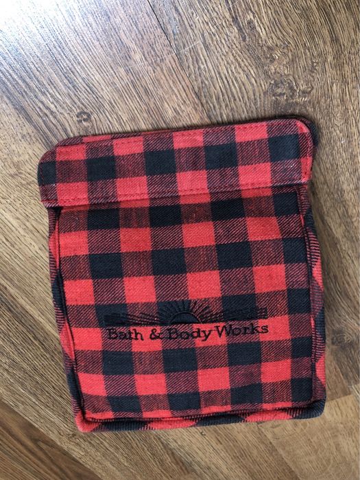 Kosmetyczka Bath&Body Works krata czerwono czarna na rzep