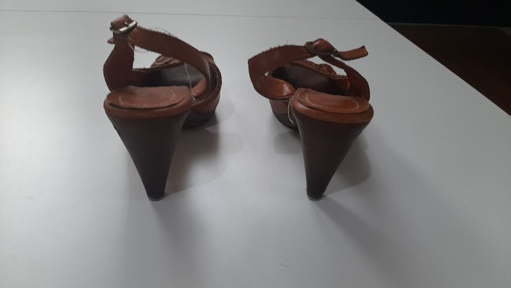 Buty na obcasie bez palcy.  Skórzane brązowe