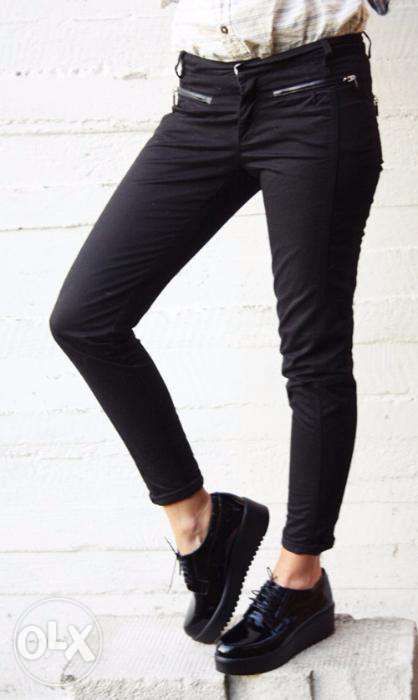 Czarne spodnie cygaretki Zara