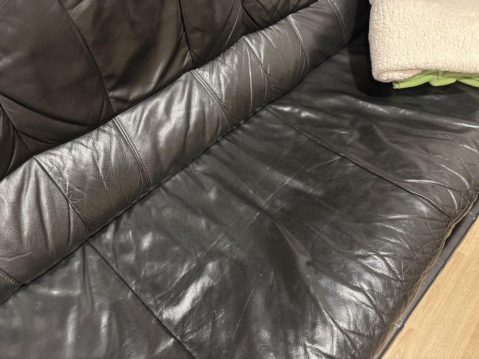 Sofa em pele preta