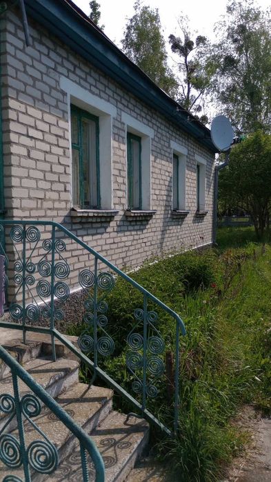Продається гарний будинок  із земельною ділянкою