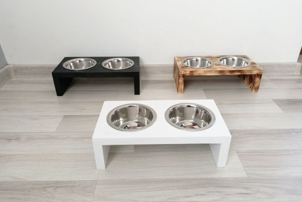 Stojak drewniany z miskami dla  dużego psa