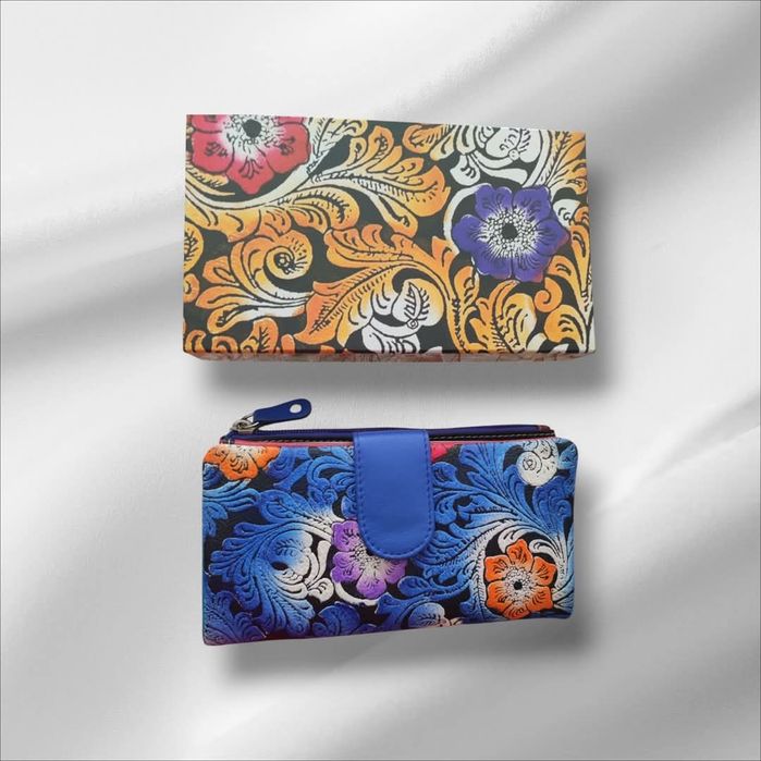 Carteira em pele 
Novo na caixa 
Tamanho 14*10