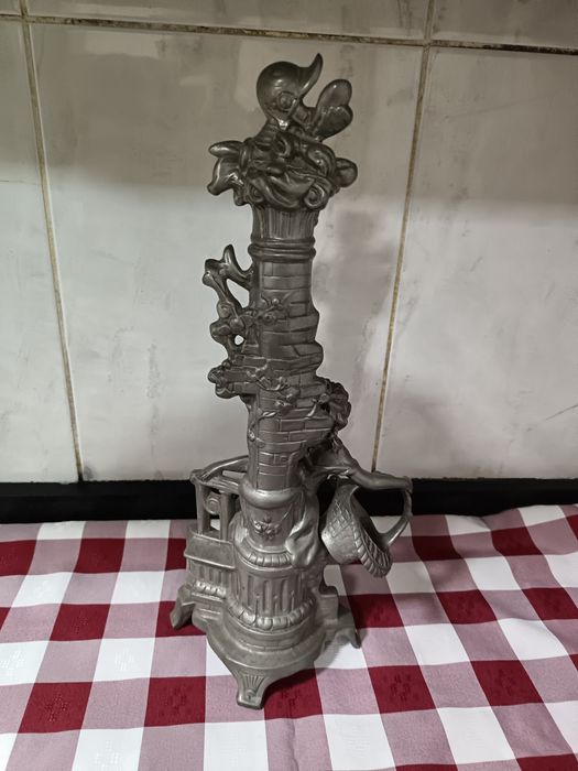 Estátua de senhora em estanho