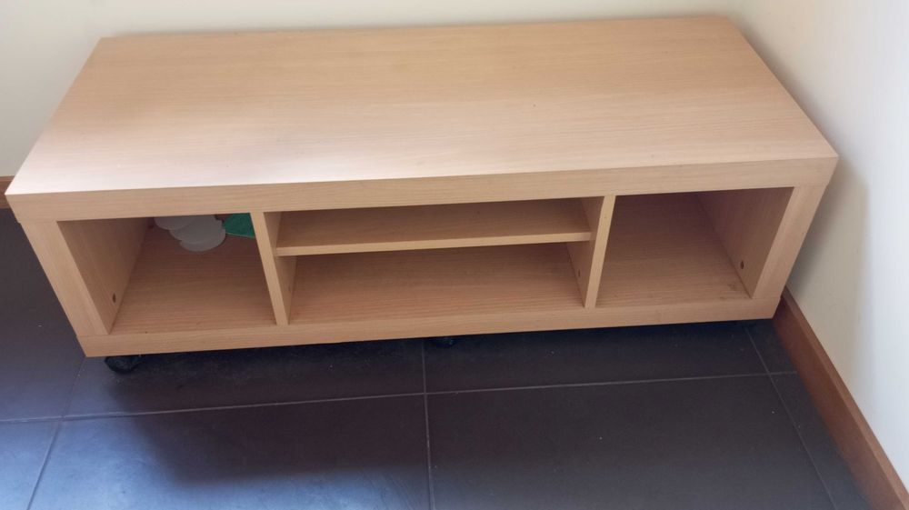 Móvel TV bastante prático com rodízios