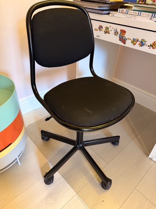 Czarne krzeslo obrotowe Orfjall Ikea dzieciece