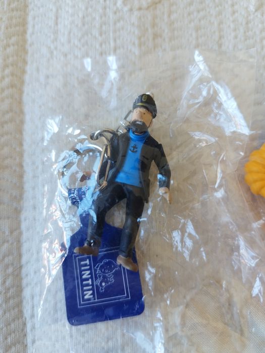 Figuras colecionáveis de Tintim representando o Capitão Haddock e Milu