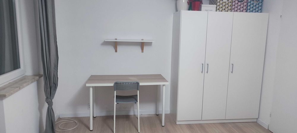 duży pokój z balkonem w mieszkaniu na mokotowie