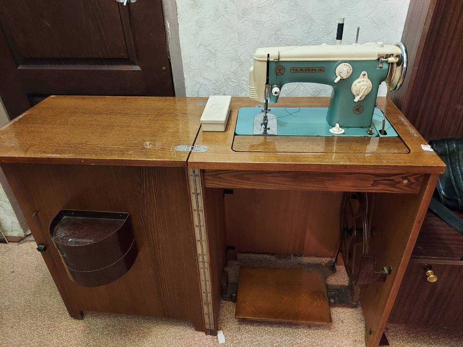 швейная машинка Чайка 2М с ножным приводом комплектная,выпуск 1970г.