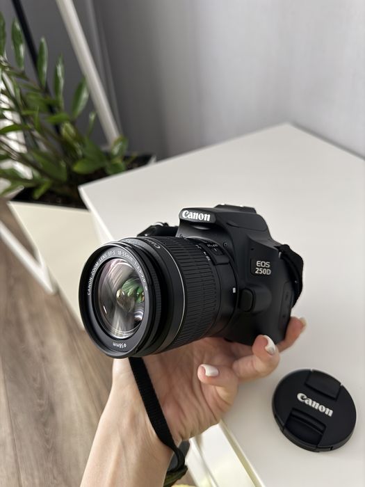 Фотоаппарат Canon EOS 250D в новому стані!