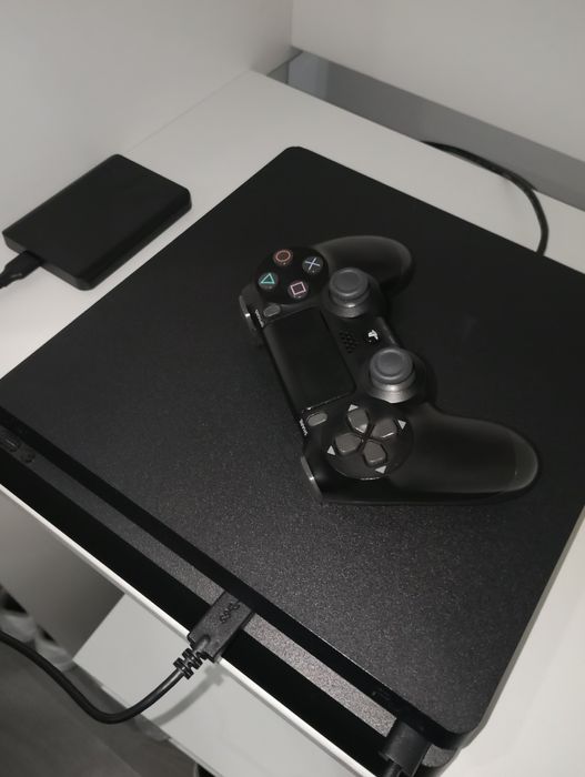 PS4 slim 1TB + 2 comandos + FIFA 20
