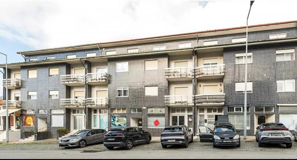 Loja/escritório, em Valadares, para arrendar 128m2 com WC e sala de re