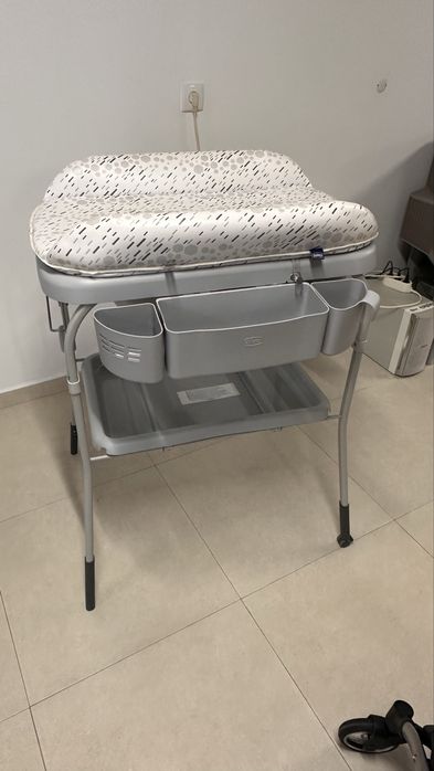 Carro, cadeira de refeições e banheira de bebe