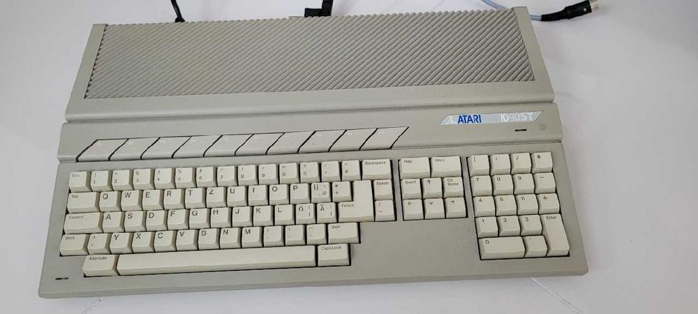 Komputer ATARI 1040ST z kablami.

Stan idealny