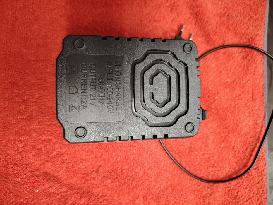 Carregador Makita 14,4 - 18 volts  3 A + Carregador Makita 18 -  21 volts