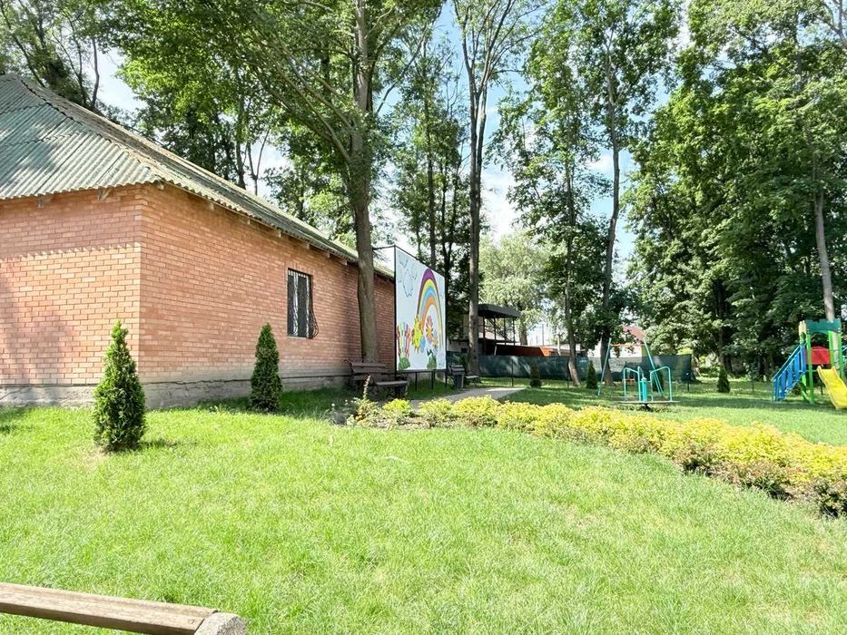 Продається окремо стоячі будівлі у самому центрі села Черепашинці