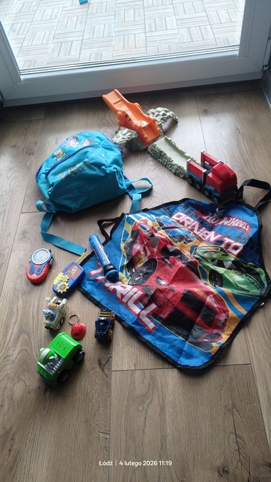 Zestaw psi patrol plecak samochody  latarka 10 elementów fartuch hot w