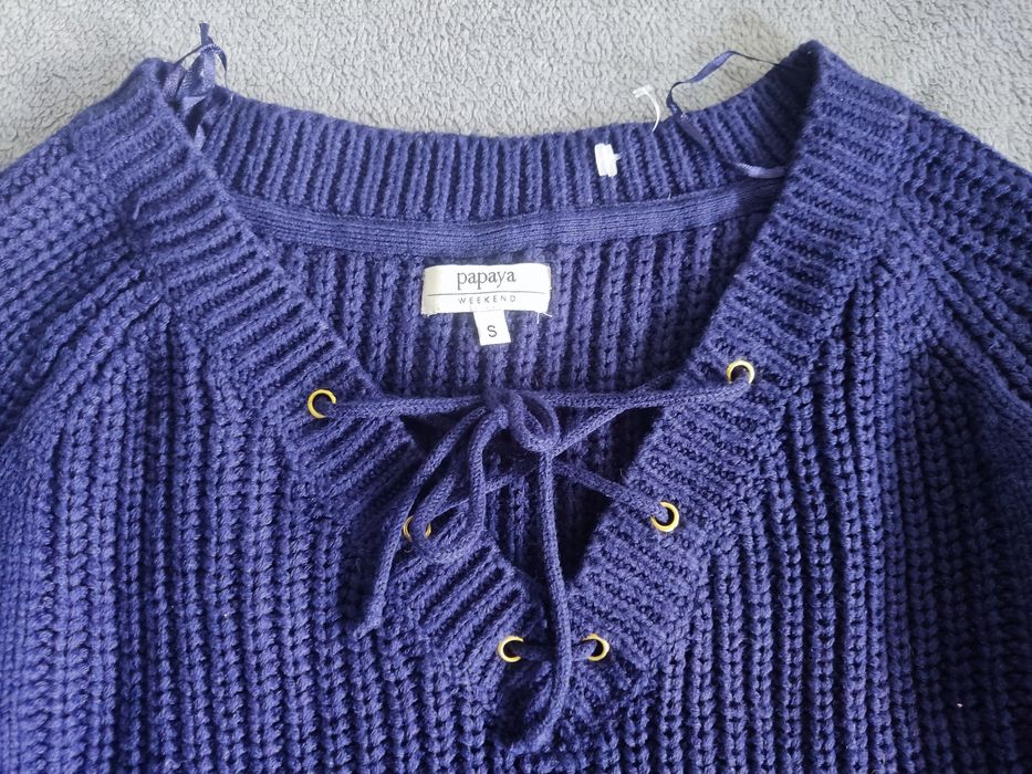 Granatowy sweter damski