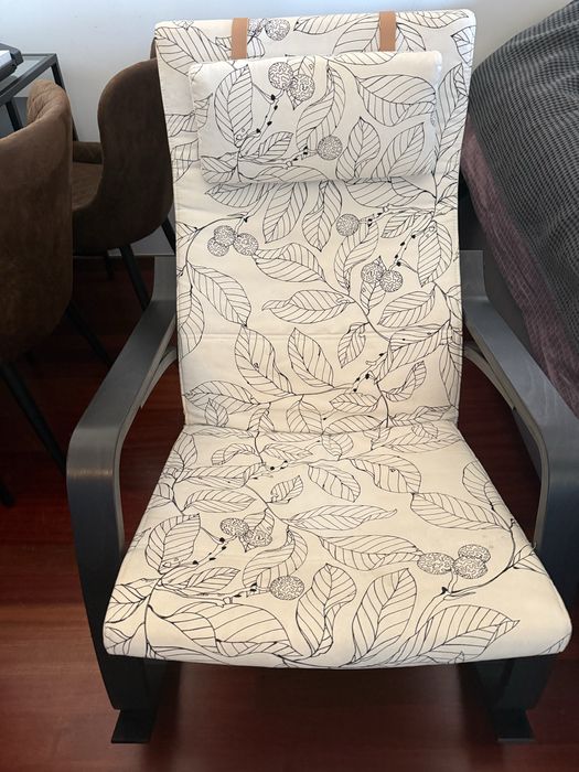 Cadeirão de Balanço IKEA POÄNG + Pousa-pés POÄNG - Estrutura Preta + Almofada Folhas POVOA DE VARZIM