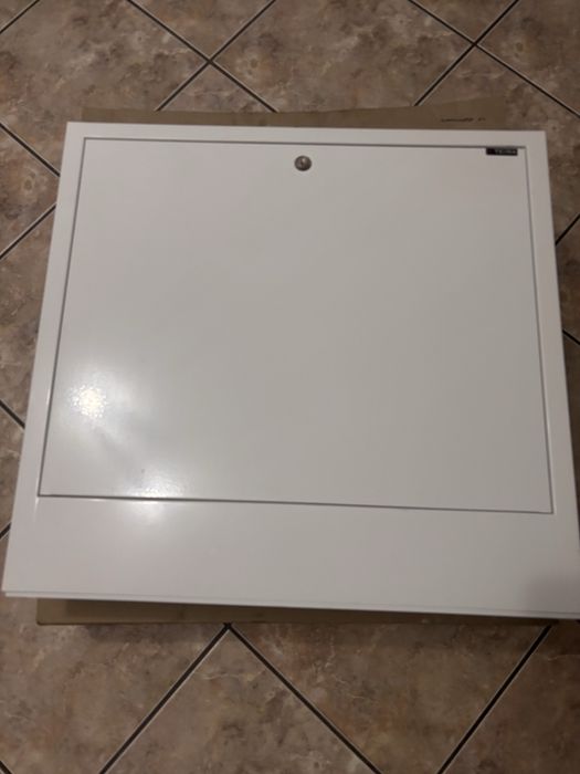 Szafka podtynkowa do rozdzielacza podlogowki