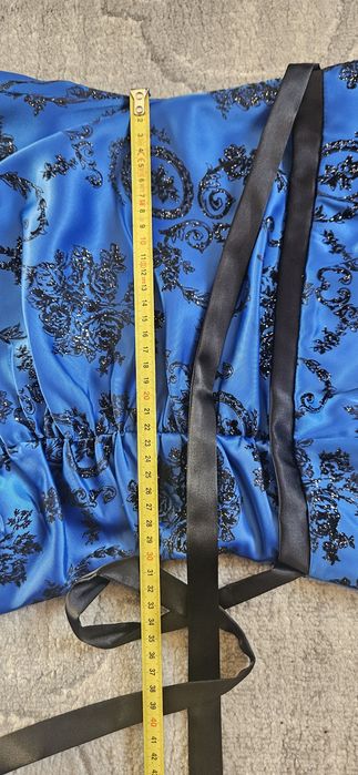 Chabrowa niebieska sukienka czarne brokatowe ornamenty ramiączka