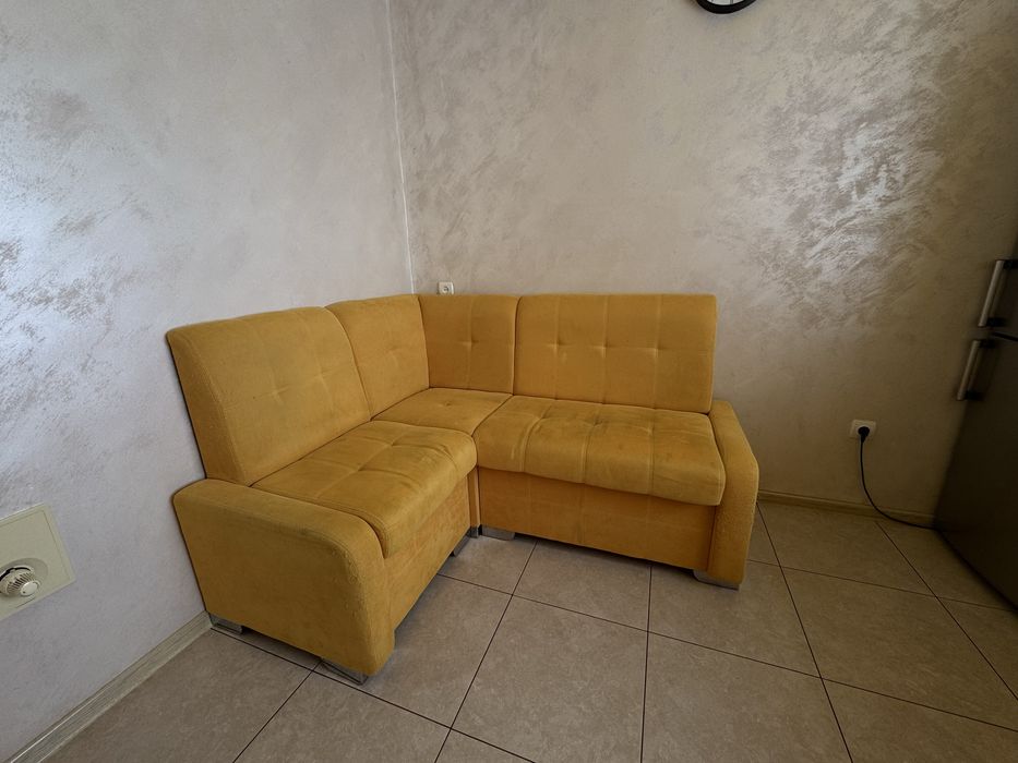 Кутовий диванчик на кухню