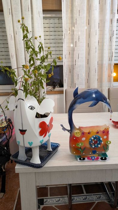 se porte decorados para vasos  ou mesmo para plantar flores