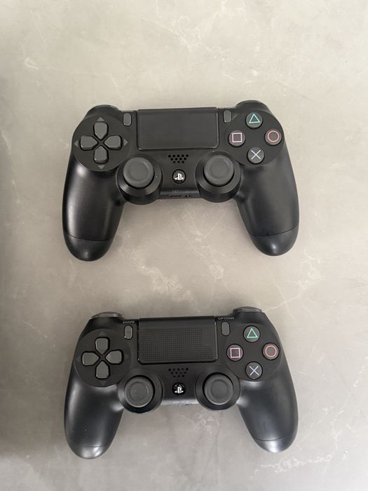 PlayStation 4 Pro 1 TB + 2 pady + 2 gry + oryginalne pudełko