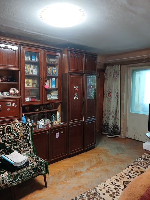 Продаж 2 кім.квартри центр 3 повех  інд.опалення,цегла