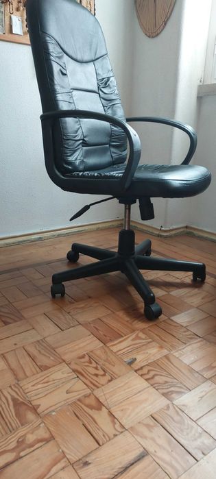 Cadeira de trabalho ergonómica, regulável e com rodas