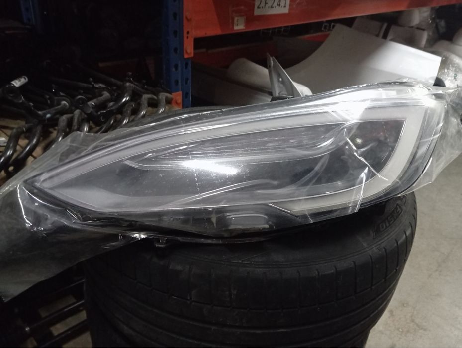 Tesla Model S - фари передні BASE