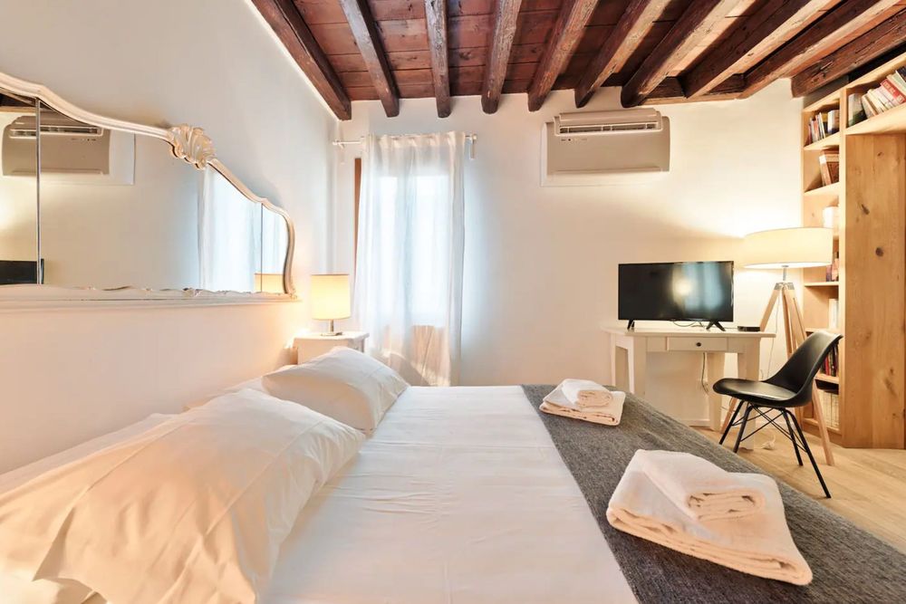 Є гаряча/холодна вода, опалення, працює wifi при відключеннях