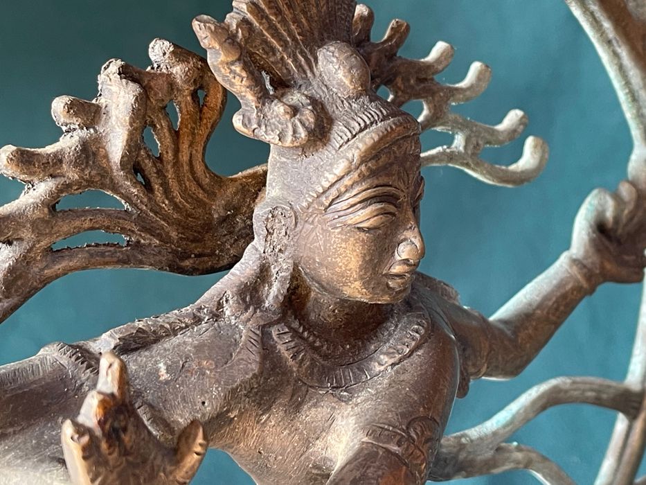 Grande estátua de bronze de Shiva Nataraja