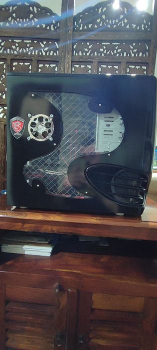 Komputer gamingowy z monitorem