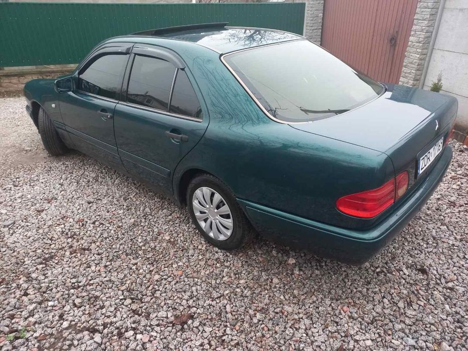 Mercedes-Benz E 210 2.0D