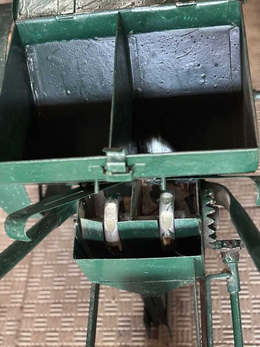 Semeador manual de 3 rodas – duplo (semente/adubo) – funcional
