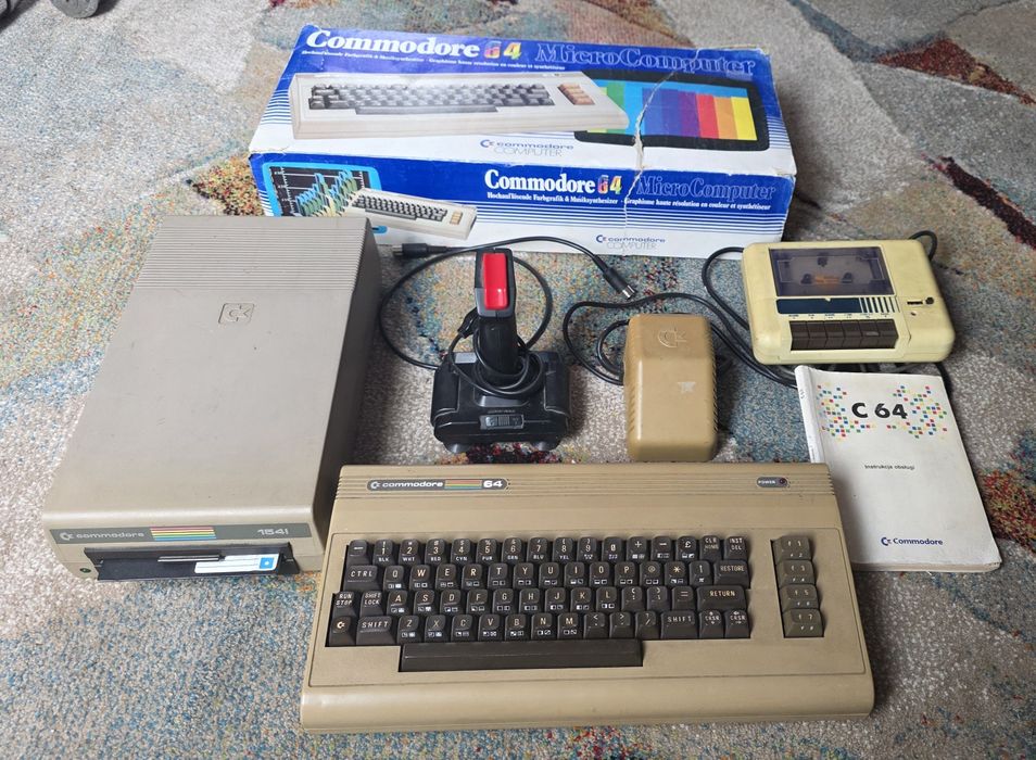 Komplet komputer Commodore C64 + floppy 1541 + magnetofon i inne. Rarytas!