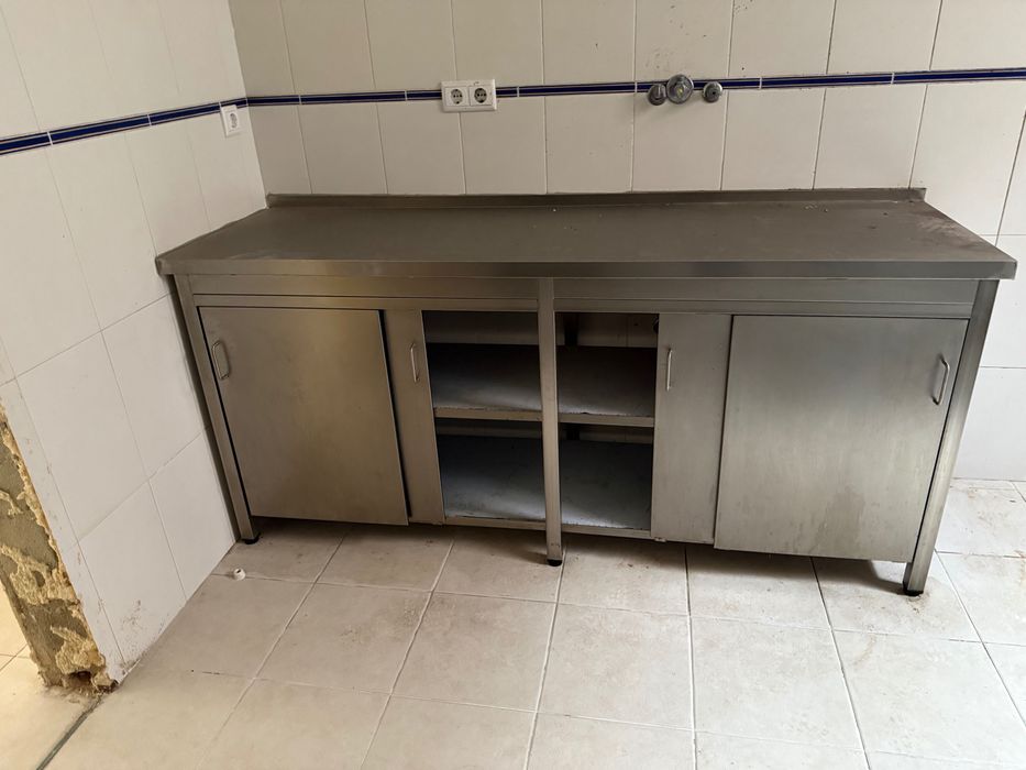 Varias Bancadas inox e balcão de inox com motores de frio